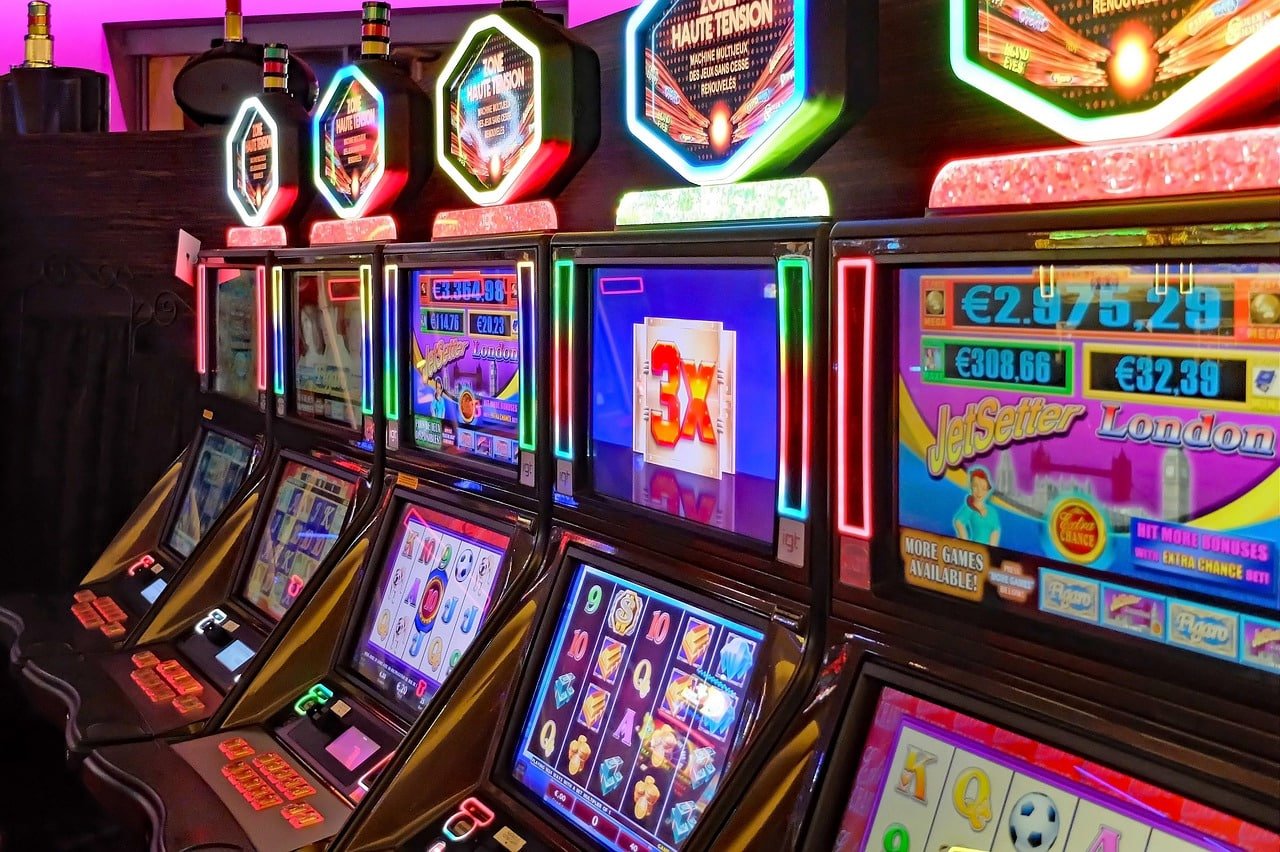 Dealer profesional amdbet mempersiapkan dadu dalam shaker transparan untuk lemparan berikutnya
